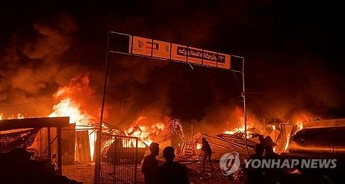 이스라엘 공습 후 불타는 라파지구 