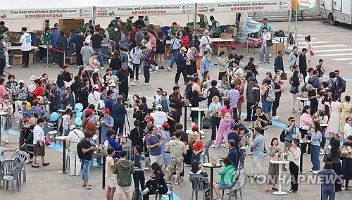 '1883 인천맥강파티' 찾은 외국인 관광객들