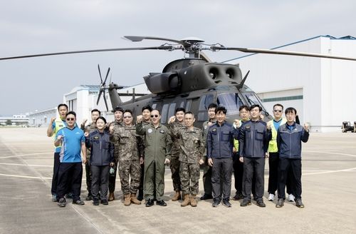 수리온 헬기 앞에 선 육군 시험평가단