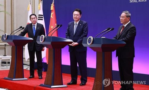 리창 중국 총리 발언 듣는 윤석열 대통령