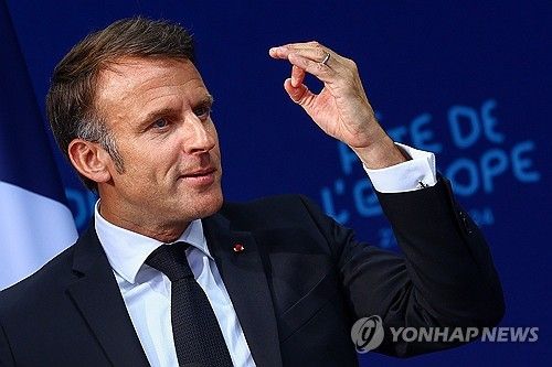 (드레스덴 EPA=연합뉴스) 에마뉘엘 마크롱 프랑스 대통령이 27일(현지시간) 독일 드레스덴에서 연설하고 있다. 2024.5.27