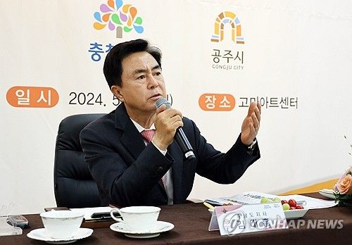 공주서 기자간담회 하는 김태흠 충남지사