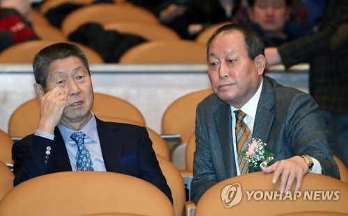 대화하는 두 전 감독