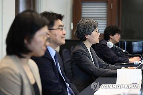 성명서 발표하는 강희경 서울의대 비대위원장
