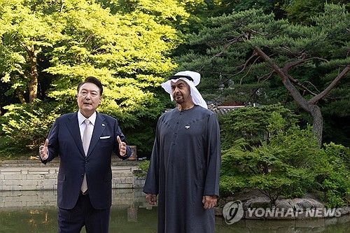 무함마드 UAE 대통령과 창덕궁 산책하는 윤석열 대통령
