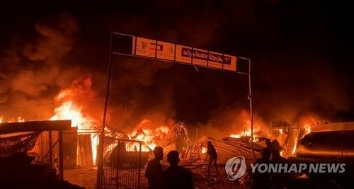 이스라엘 공습으로 불타는 라파 난민촌