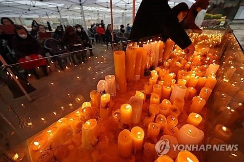 서울 종로구 조계사를 찾은 시민이 촛불공양을 하는 모습. [연합뉴스 자료사진]