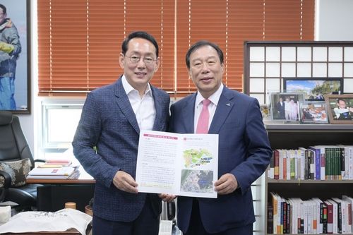 세종지방법원 설치법 국회 통과 요청하는 최민호 시장(오른쪽)