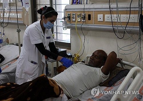 열사병 치료 받는 인도 노인 