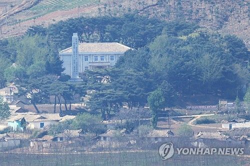 파주 오두산통일전망대에서 바라본 북한 황해북도 김일성사적관