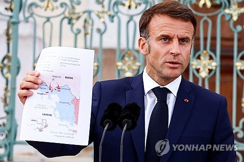 (메제베르크 EPA=연합뉴스) 에마뉘엘 마크롱 프랑스 대통령이 28일(현지시간) 기자회견에서 우크라이나 지도를 들어 보이고 있다. 2024.5.28