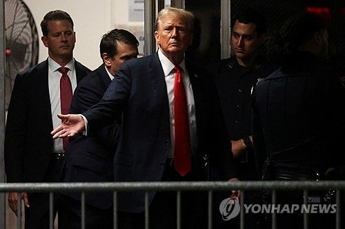 28일(현지시간) 뉴욕 맨해튼 형사법원에 출석한 도널드 트럼프 전 미국 대통령