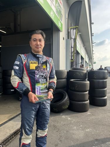 지난해 뉘르부르크 24시 SP7 클래스 우승 트로피를 들고 기념 촬영한 최장한