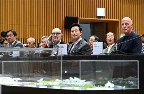 (서울=연합뉴스) 오세훈 서울시장이 28일 오전 중구 시청 다목적홀에서 열린 '노들섬 국제지명설계공모 공개심사'에 참석해 심사위원들과 노들섬 추진 경과를 청취하고 있다. 사진 왼쪽부터 최문규 연세대 건축공학과 교수, 톰 메인 모포시스 설립·SCI-ARC 창립 대표, 오세훈 시장, 벤 발 베르켈 UNStudio 창립 대표. 2024.5.28 [서울시 제공. 재판매 및 DB 금지]