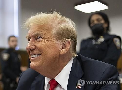 재판 시작 전 피고인석에 앉은 트럼프 전 대통령
