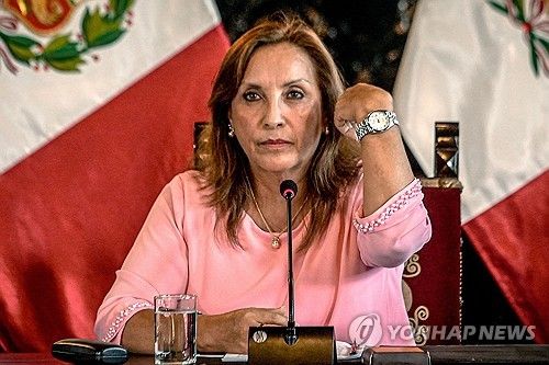 지난 달 5일(현지시간) 기자회견에서 손목에 찬 시계를 들어 보이는 페루 대통령