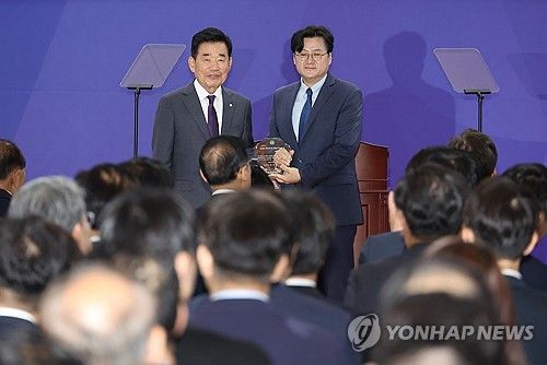 '여야 협치' 우수상 받은 홍익표 전 원내대표