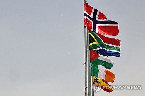 (라말라 AFP=연합뉴스) 28일(현지시간) 팔레스타인 요르단강 서안 라말라에 노르웨이, 남아프리카공화국, 팔레스타인, 아일랜드, 스페인 국기가 나란히 게양됐다. 2024.5.28