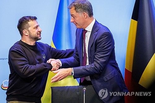 (브뤼셀 EPA=연합뉴스) 28일(현지시간) 볼로디미르 젤렌스키(좌) 우크라이나 대통령이 알렉산더르 더크로 벨기에 총리와 안보협정을 맺고 악수하고 있다. 2024.5.28