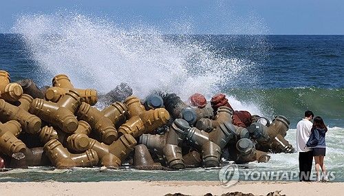 거센 파도 치는 강릉