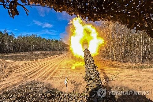 4월 우크라이나 헤르손 지역에서 작전 중인 러시아군 탱크