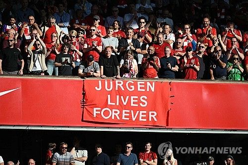 '위르겐은 영원하다!'…리버풀의 홈구장인 안필드에 내걸린 플래카드