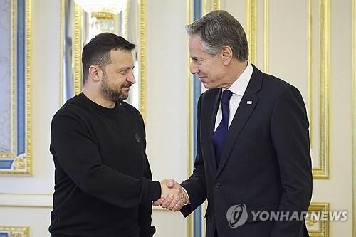 키이우 AP/우크라이나대통령실 = 연합뉴스) 14일(현지시간) 우크라이나 대통령실에서 볼로디미르 젤렌스키(좌) 대통령과 토니 블링컨 미 국무장관이 악수하고 있다. 2024.5.14
