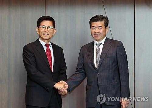 김문수 경사노위 위원장(왼쪽)과 제임스 김 주한미국상공회의소 회장