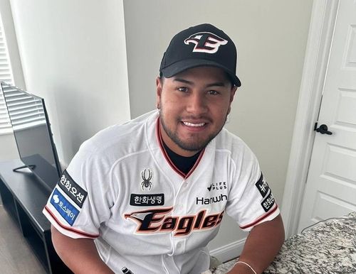 계약서에 사인하는 바리아