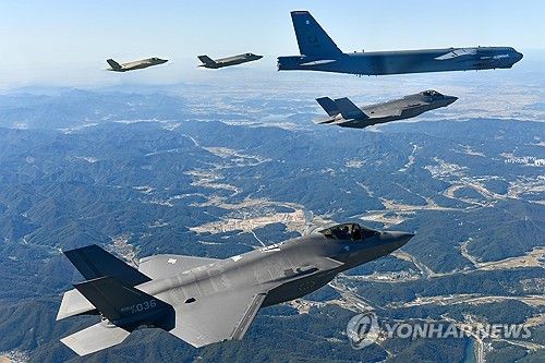연합공중훈련에 참여한 美 B-52H 전략폭격기와 韓 F-35A 전투기