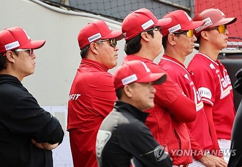 경기 지켜보는 이숭용 감독(왼쪽에서 두 번째)