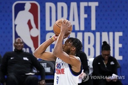 드래프트에 참가하는 브로니 제임스 