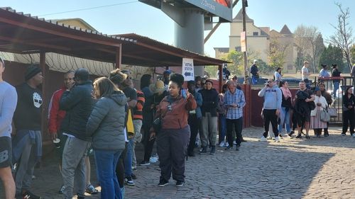 차례 기다리는 남아공 총선 유권자들