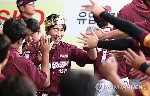 3점 홈런 축하받는 이주형