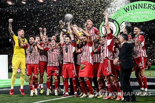 우승 트로피 들어올린 올림피아코스 선수들