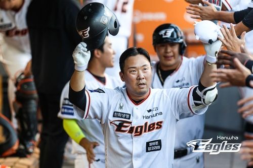선제 결승 2점 홈런을 친 한화 안치홍