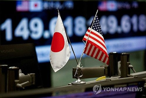 환율 표시 모니터 앞 미국·일본 소형 국기