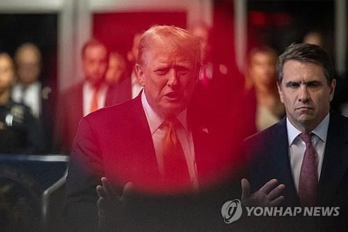 법정 들어서기 전 발언하는 트럼프