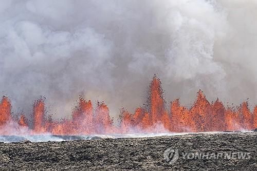 하늘로 솟구치는 붉은 용암