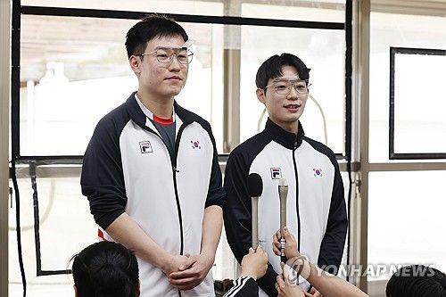 취재진과 인터뷰하는 송종호-조영재