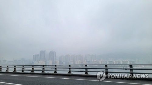 부산 광안대교에서 바라본 흐린 날씨