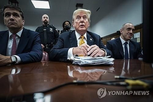 피고인석에 앉은 트럼프 전 대통령