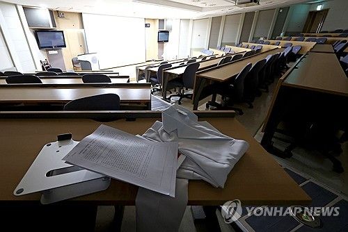 지난 22일 서울의 한 대학교 의과대학 강의실에 의사 가운이 덩그러니 놓여 있다. [연합뉴스 자료사진. 재판매 및 DB 금지]