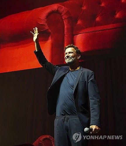 팬들에게 손을 흔드는 위르겐 클롭 감독