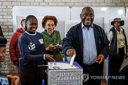 투표하는 남아공 여당 아프리카민족회의(ANC) 대표인 시릴 라마포사 대통령