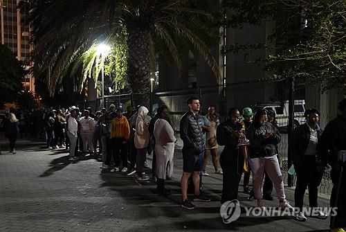 해가 진 후에도 길게 늘어선 남아공 총선 유권자 투표 행렬