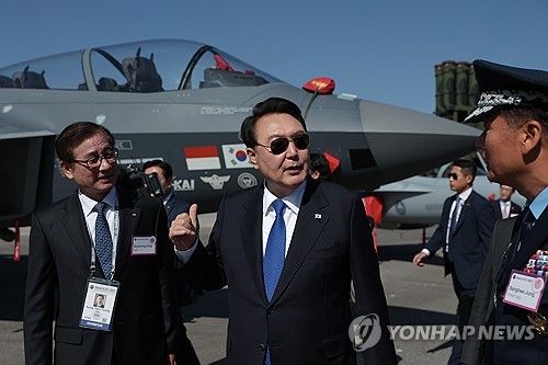 KF-21 관람하는 윤석열 대통령