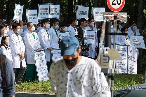 병원 밖으로 나온 교수들