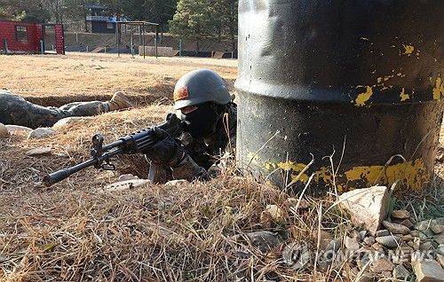 각개전투 훈련하는 훈련병