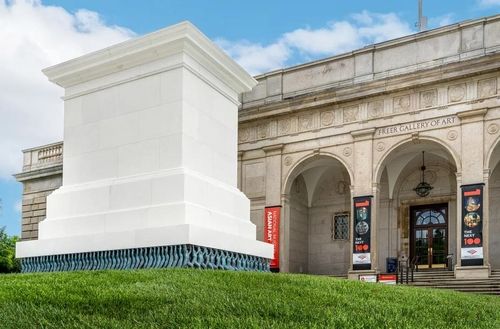 스미스소니언 국립아시아예술박물관 앞 광장에 세워진 서도호 작가의 설치미술 작품